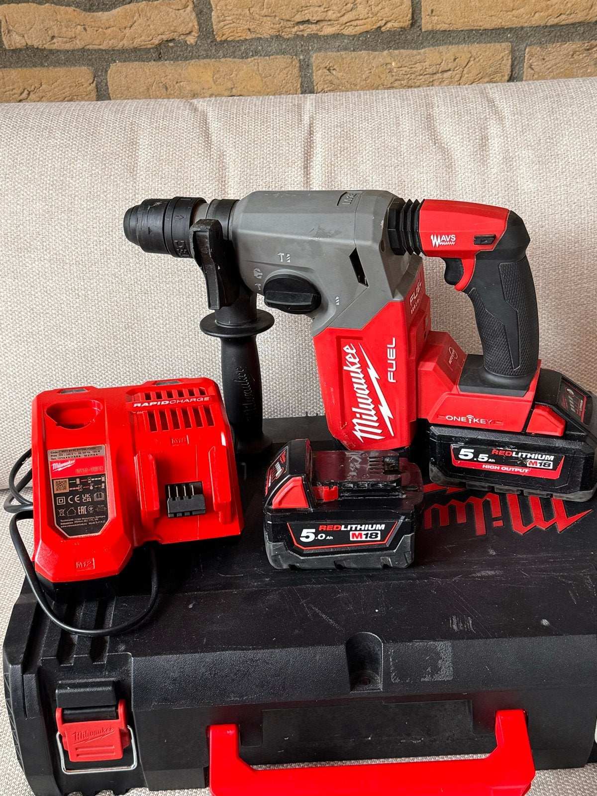 Milwaukee M18 ONEFHX Accu Boorhamer met Accu's en Lader, Boor- en/of Breekhamer, Ophalen of Verzenden, Klopboormechanisme, Gebruikt