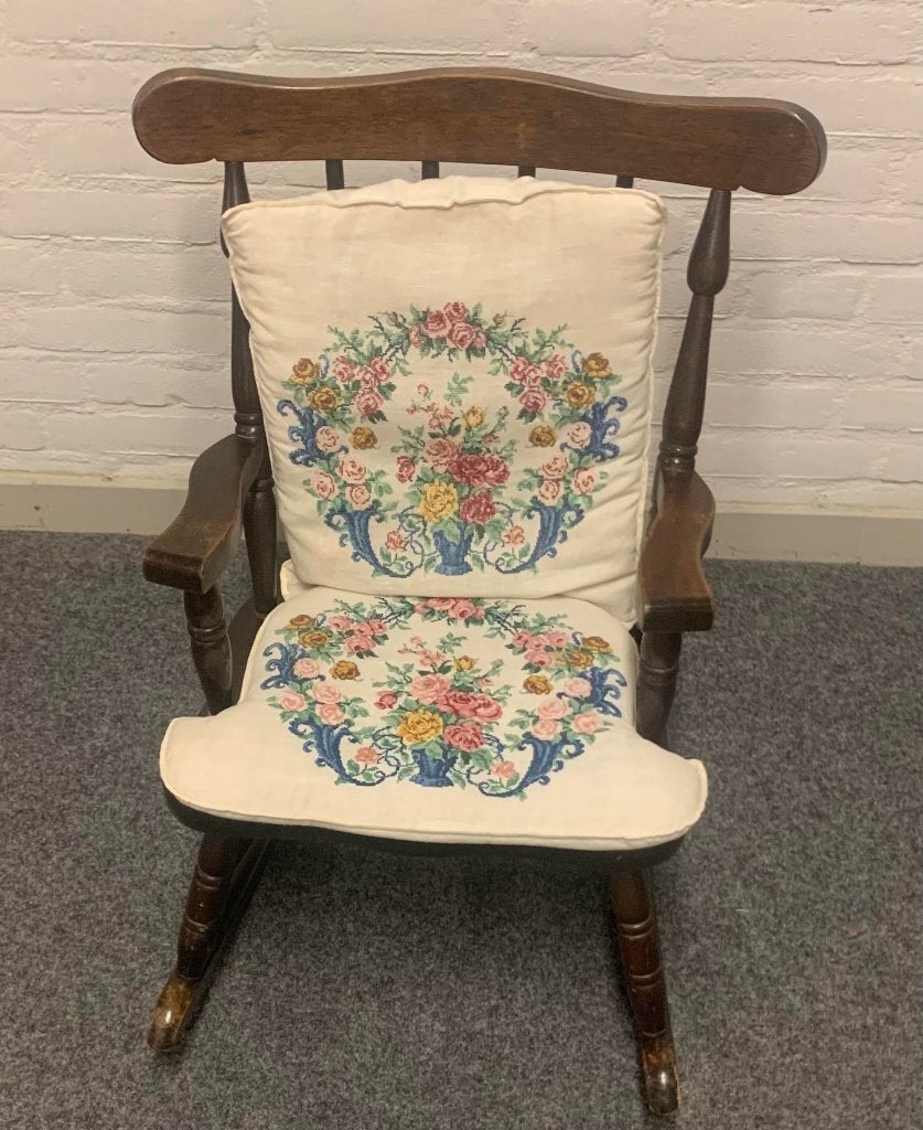 kinderstoel  schommel stoeltje met antieke bekleding, Ophalen, Gebruikt, Overige typen