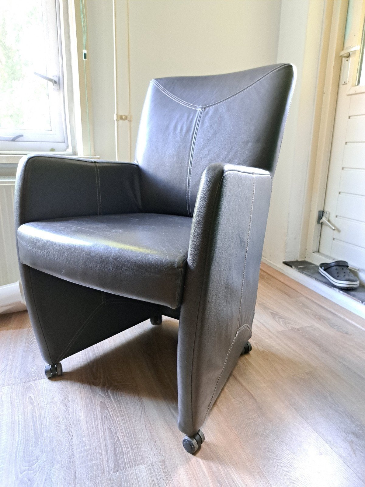 Zwarte woonkamer stoelen met wieltjes, Huis en Inrichting, Fauteuils, Ophalen, Gebruikt, Minder dan 75 cm, 50 tot 75 cm