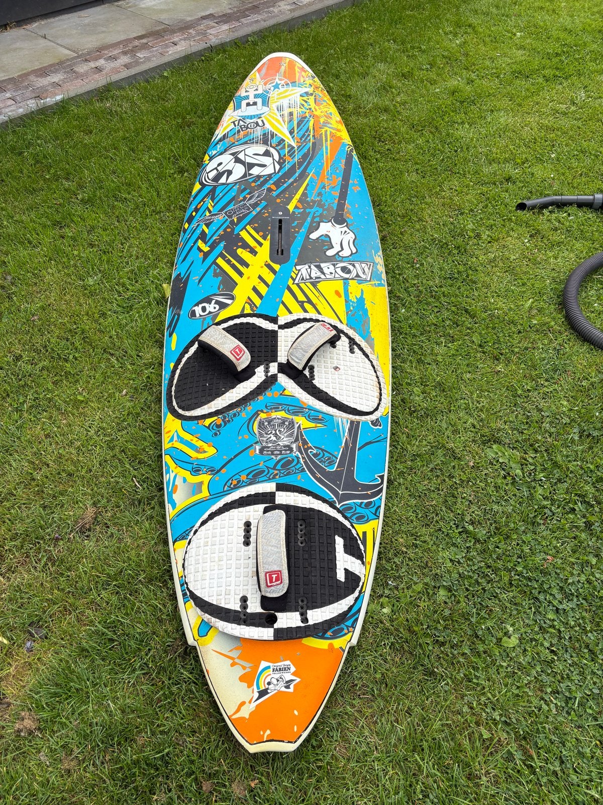 Tabou 3s 106L Windsurfboard, Watersport en Boten, Windsurfen, Ophalen, Met voetbanden, Gebruikt, Tabou