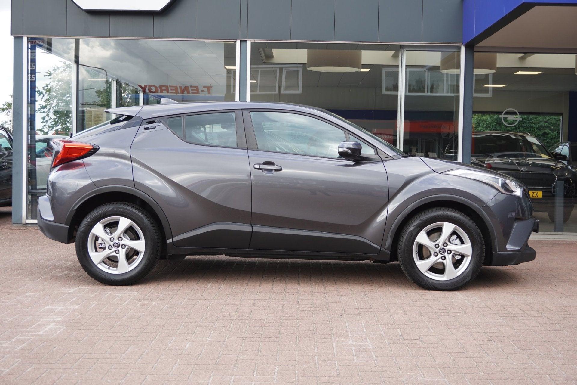 Toyota C-HR 1.2 Urban | Handgeschakeld | Navigatie | Airco |, Auto's, Dealer onderhouden, Stof, Gebruikt, 4 cilinders