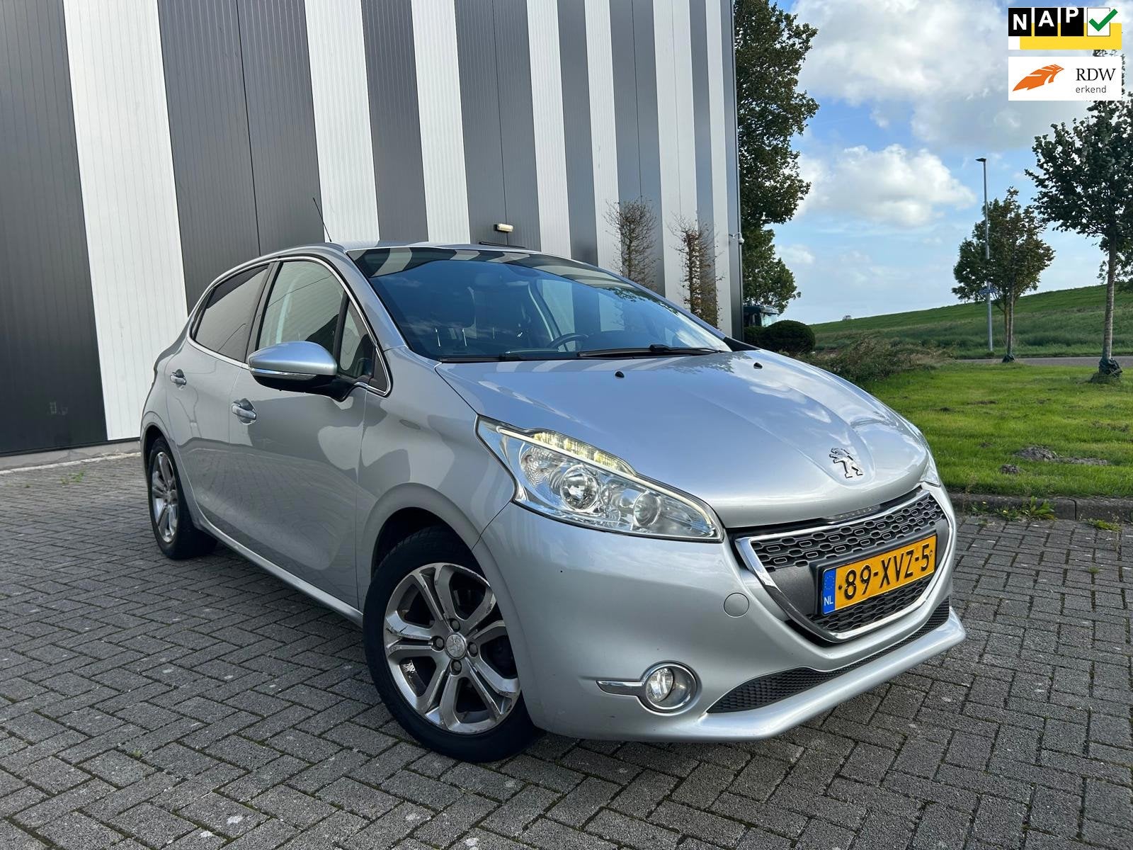 Peugeot 208 1.4 VTi Griffe Clima-Cruise-Navi-Leder-Led-Lmv, Auto's, Voorwielaandrijving, Euro 5, Zwart, Bedrijf