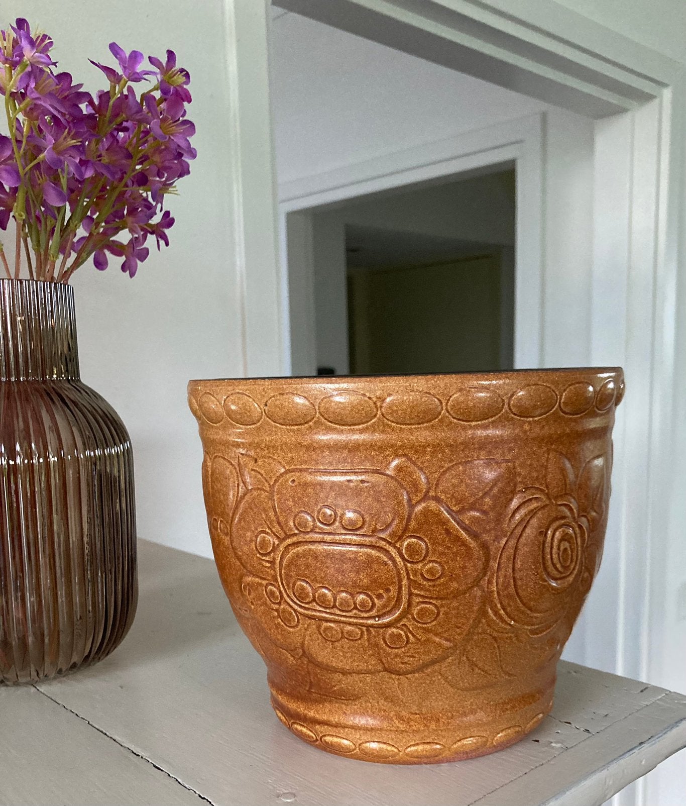 Vintage West Germany Karamel bloempot, bruin met bloemmotief, Ophalen