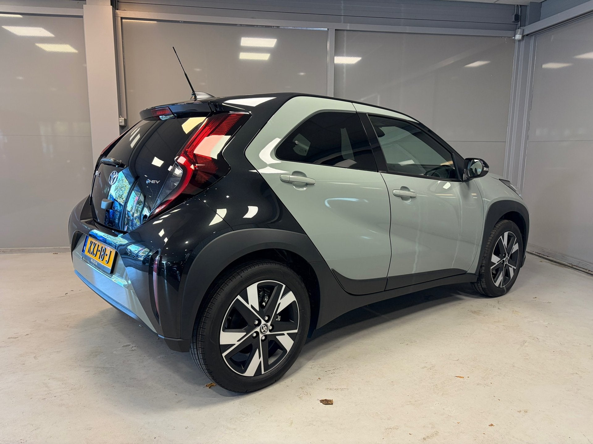 Toyota Aygo X Hybrid 115 Pulse | Camera | Stoelverwarming |, Auto's, Dealer onderhouden, Stof, 1490 cc, Hybride Elektrisch/Benzine