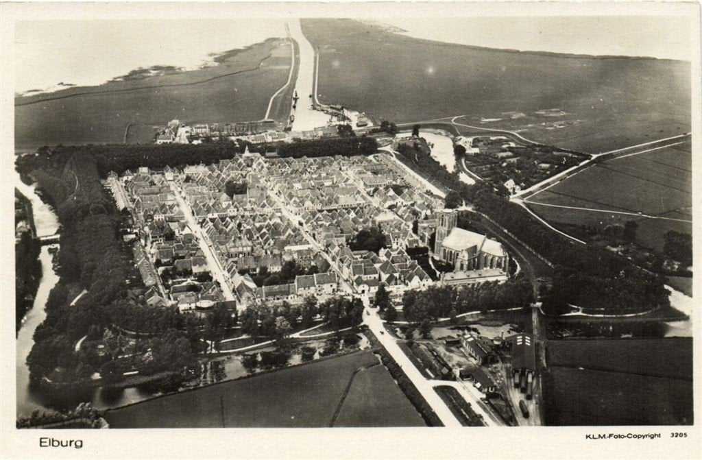Elburg - vanuit de lucht - K.L.M.-Foto - ongelopen, Verzamelen, Ansichtkaarten | Nederland, Verzenden, 1940 tot 1960, Ongelopen