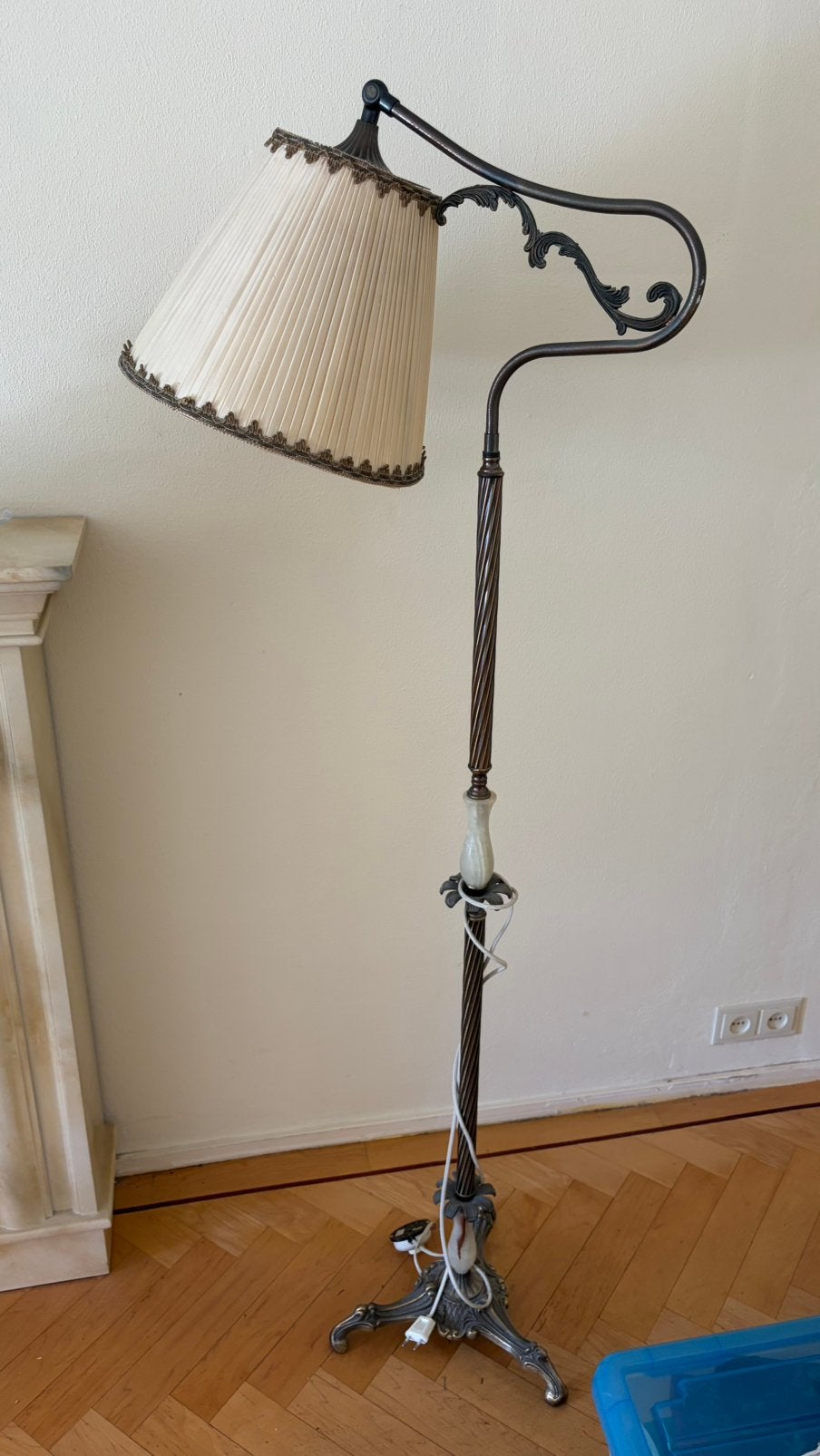 Antieke Vloerlamp Vintage Brass Koperlook messing driepoot, Huis en Inrichting, Lampen | Vloerlampen, Ophalen, Gebruikt, E27 (groot)