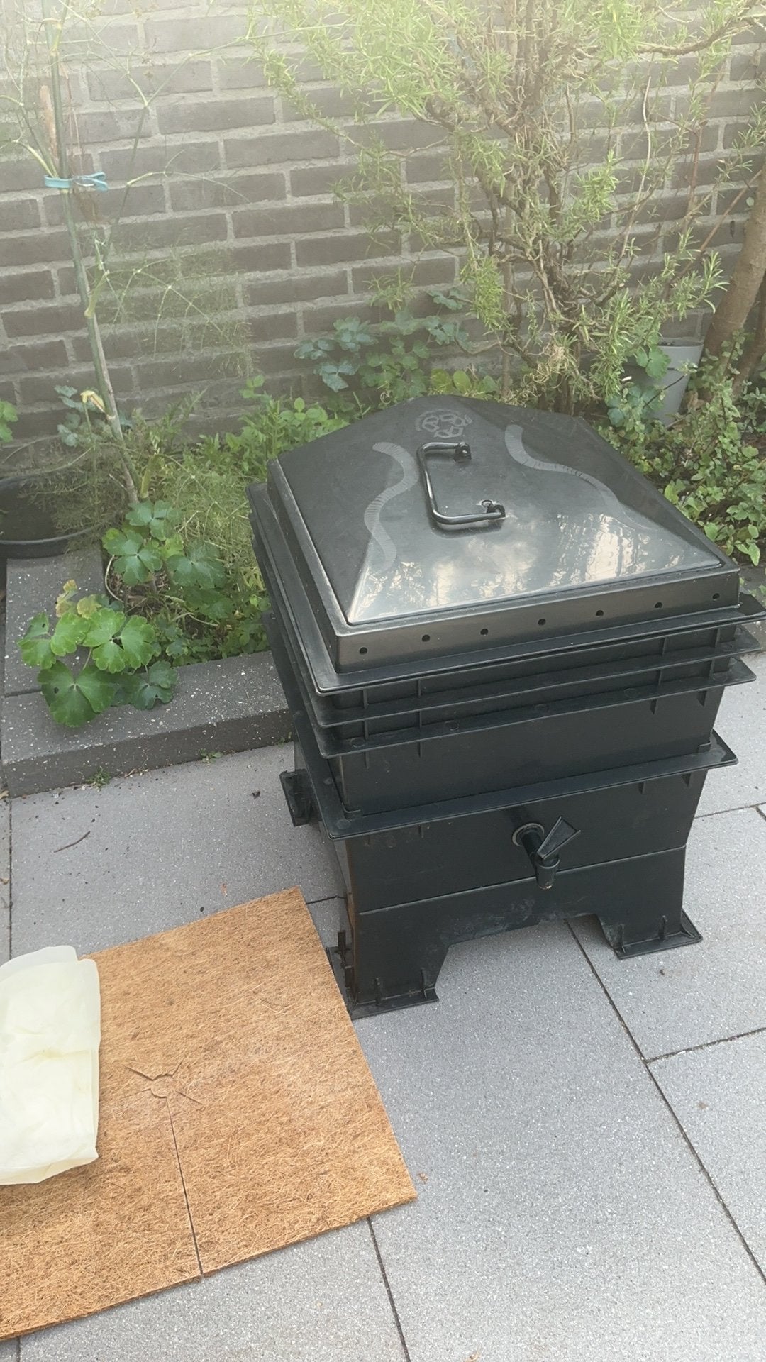 Wormenhotel, wormenbak, composteren keuken- en tuinafval, Ophalen, Compost