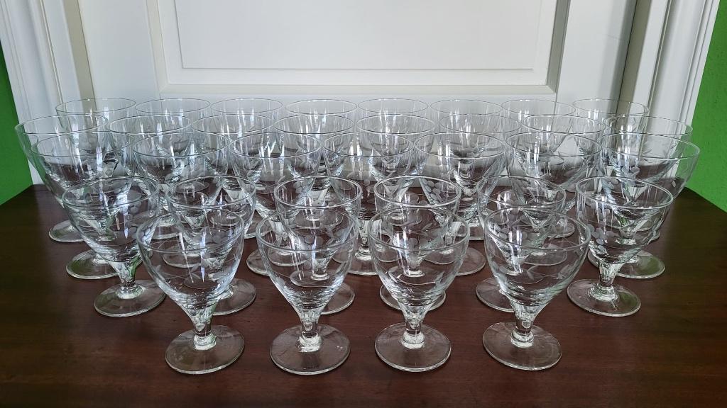 Gegraveerde glazen set van 37 glazen, Antiek en Kunst, Antiek | Glas en Kristal, Ophalen of Verzenden