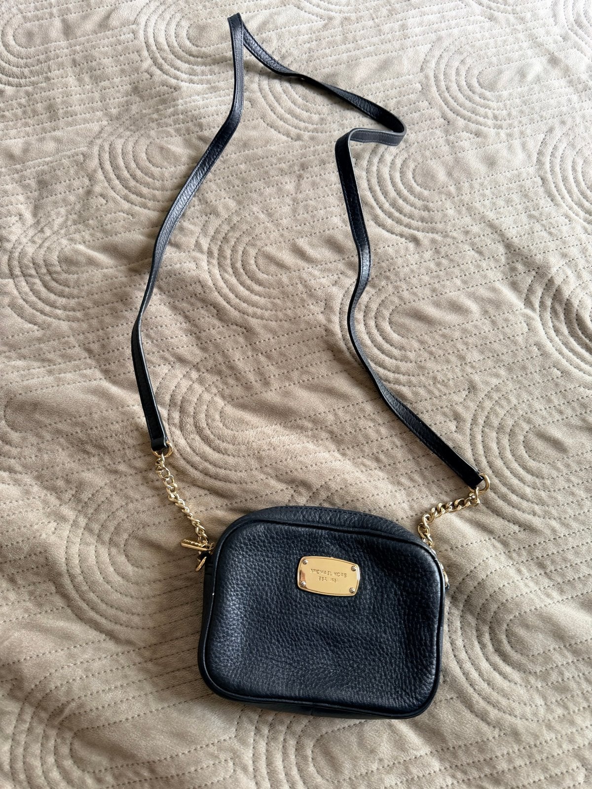 Michael Kors Schoudertasje Zwart Leer Goudkleurige Details, Ophalen of Verzenden, Gebruikt, Zwart, Schoudertasje