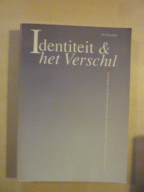 Bruno Vreeburg - Identiteit en het verschil, Ophalen of Verzenden, Zo goed als nieuw