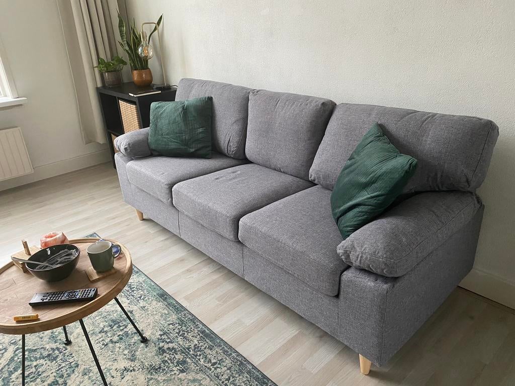 Gratis Jysk grijze 3-zitsbank, Huis en Inrichting, Banken | Bankstellen, Ophalen, Gebruikt, Driepersoons, 75 tot 100 cm