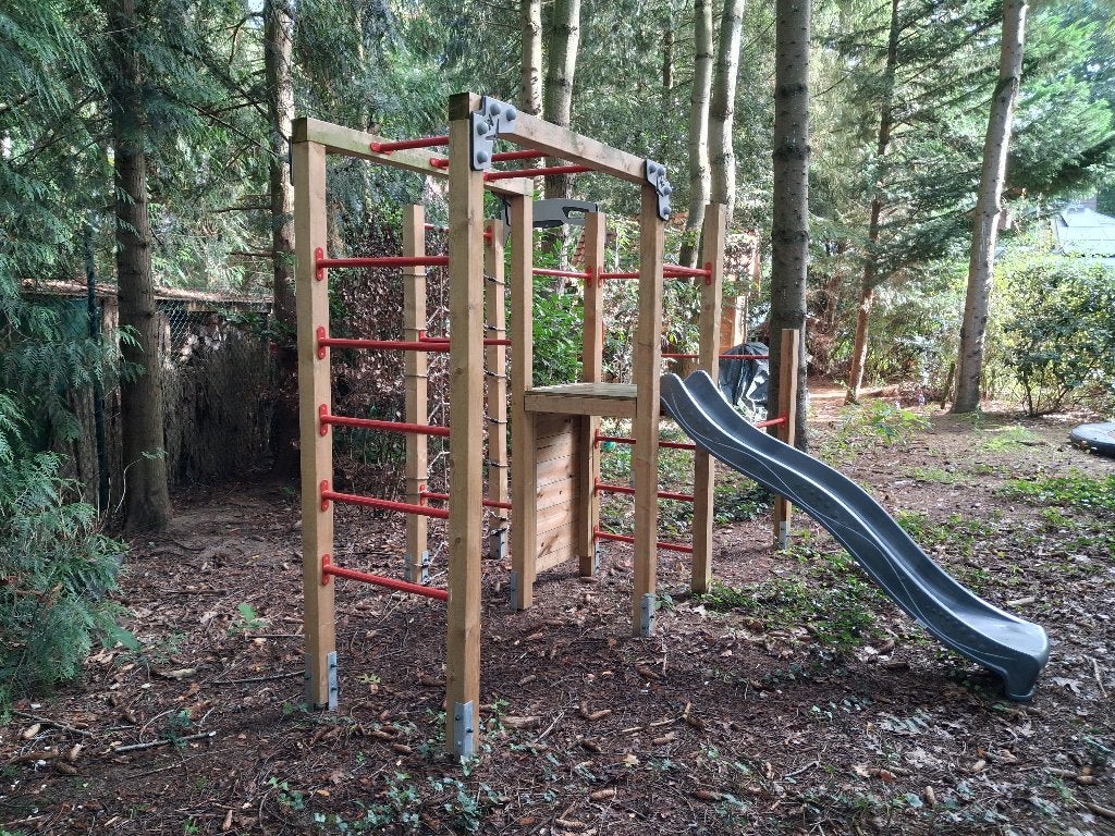 Klimrek / speelrek voor in de tuin met glijbaan