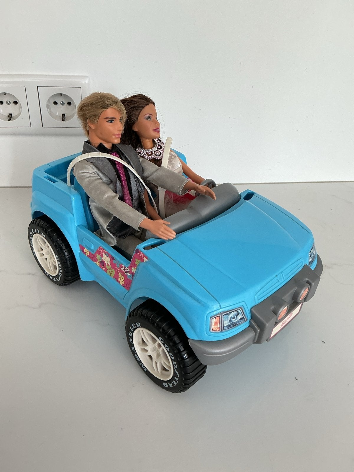 Barbie en Ken in blauwe jeep, Ophalen of Verzenden, Gebruikt