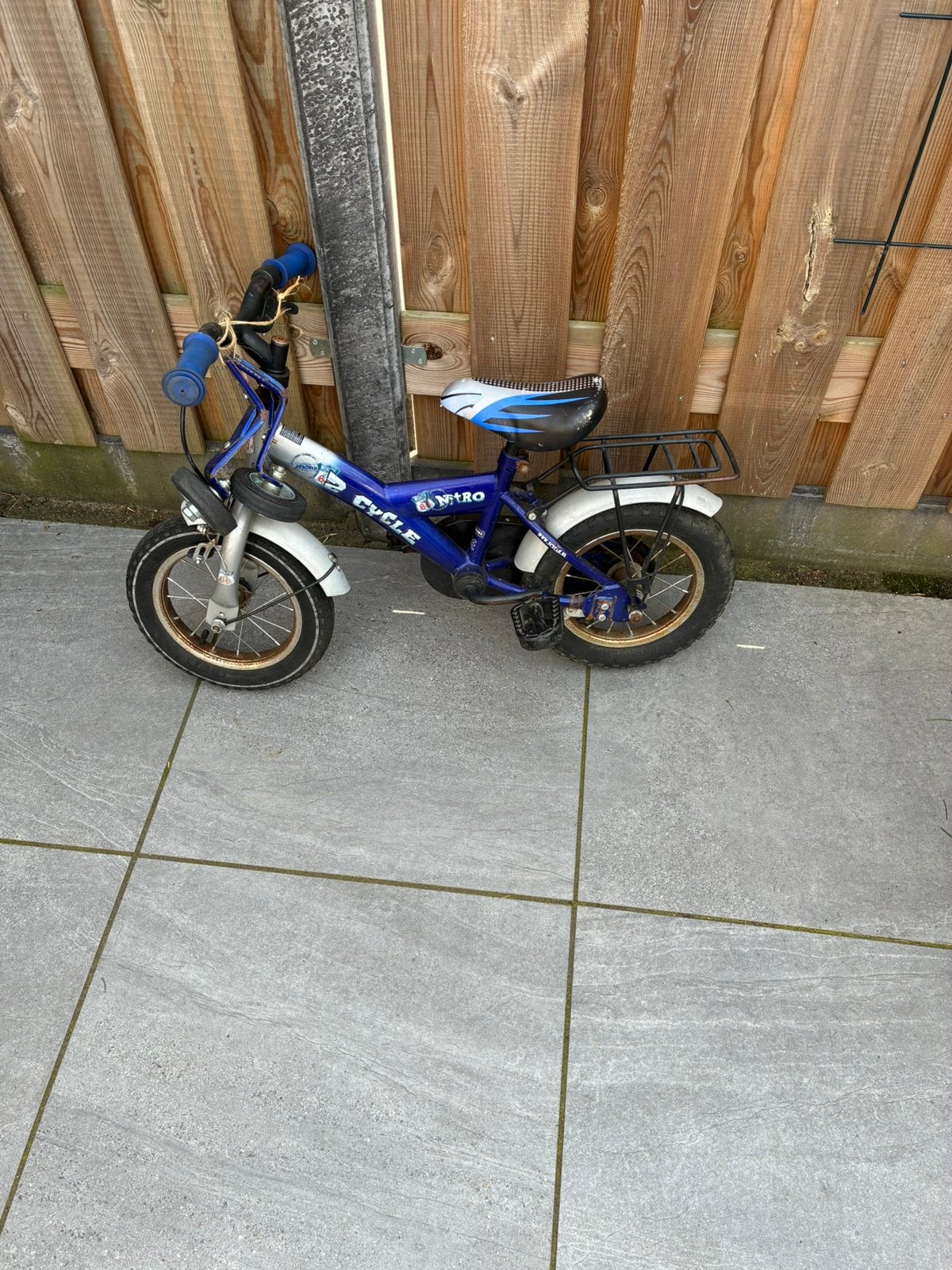 Blauw kinderfietsje met zijwieltjes, Ophalen, Terugtraprem, Zijwieltjes, Gebruikt