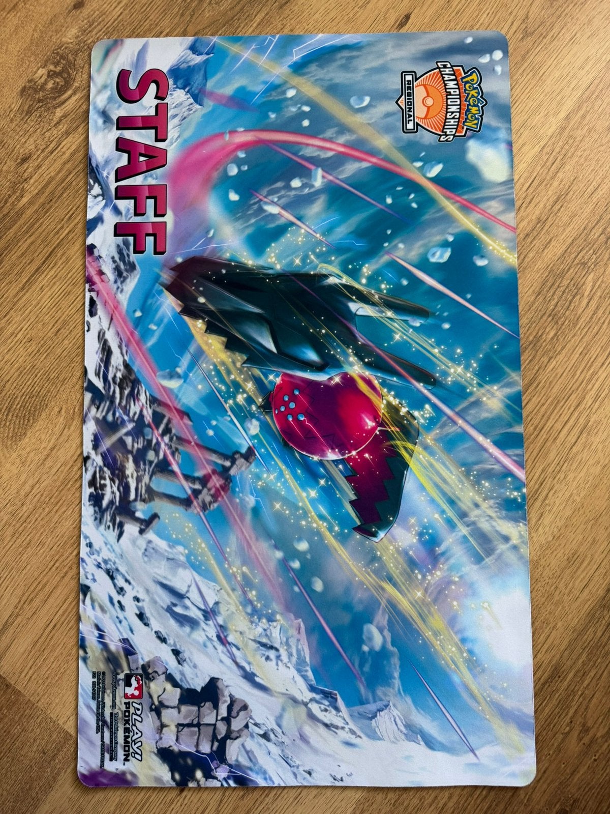 Reginals 2022 Regidrago Staff Playmat // Nieuw en Mint, Ophalen of Verzenden, Nieuw, Overige typen