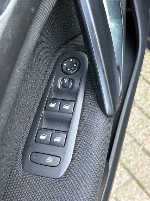 Foto 19 van Peugeot 308 1.2 Allure Distributie V.V. Xenon Sensoren Velge