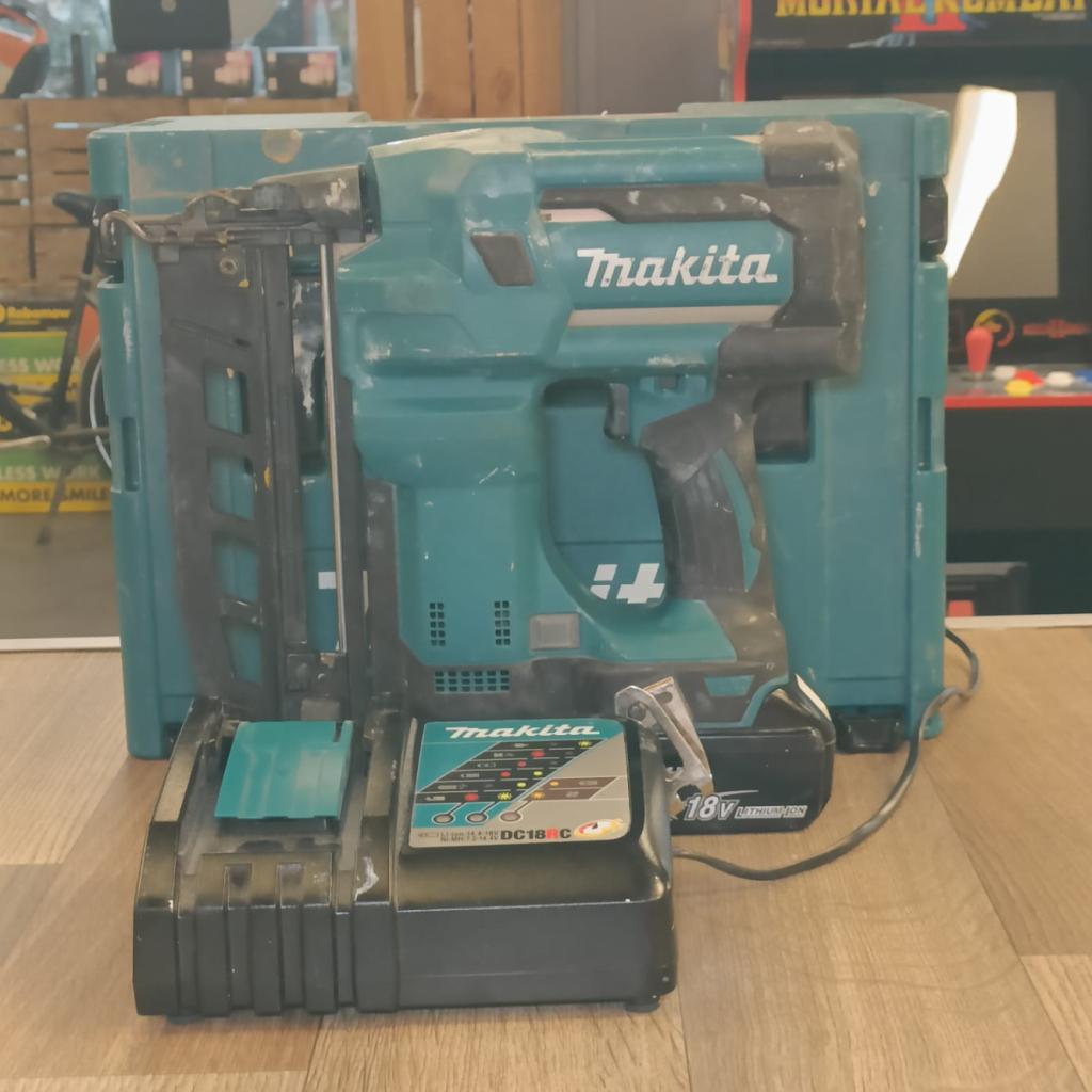 Makita DBN600 Spijkerpistool Incl accu & Incl Oplader, Doe-het-zelf en Verbouw, Gereedschap | Handgereedschap, Makita, Zo goed als nieuw