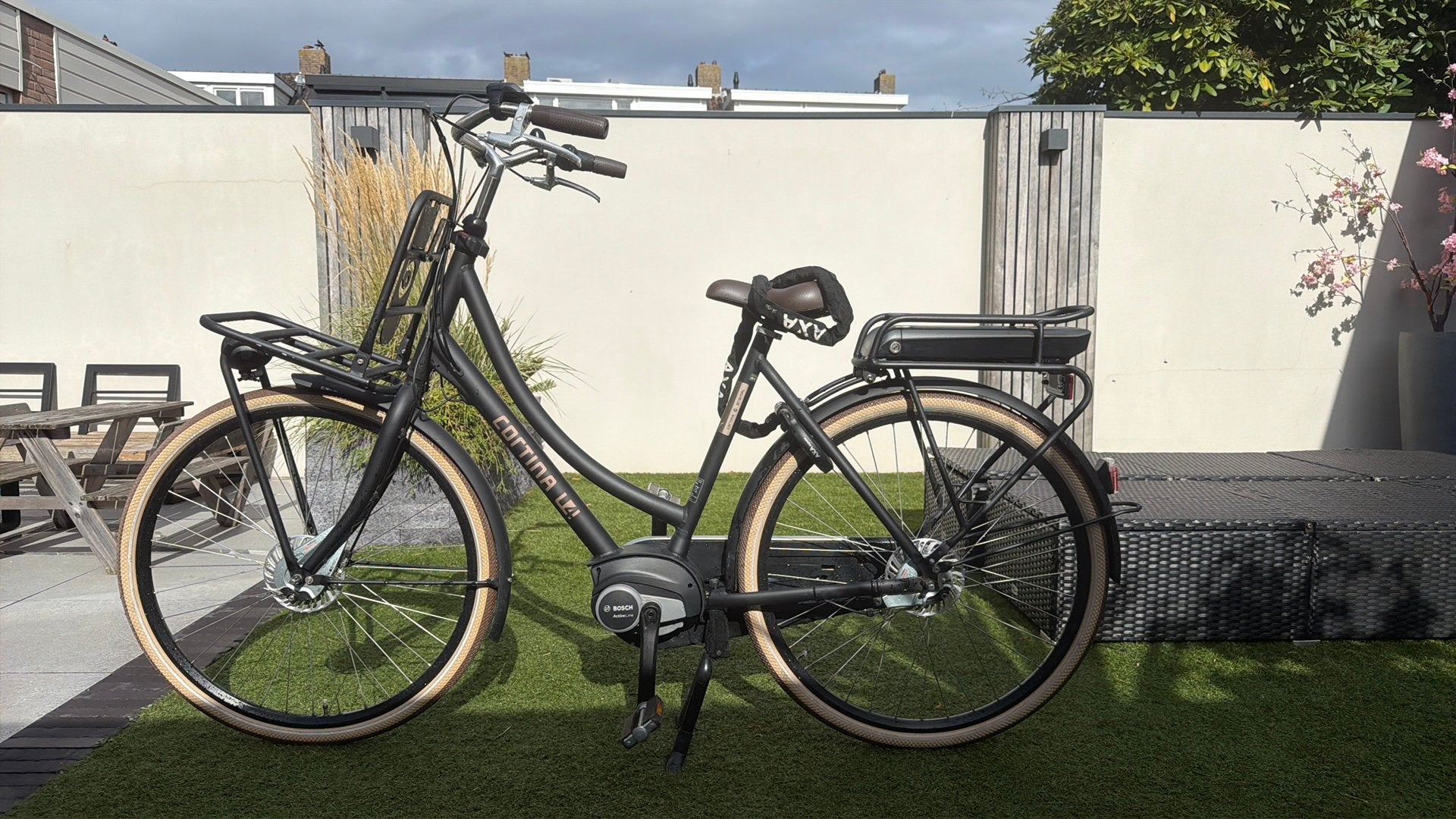 Cortina U4 elektrisch.   bosch midden motor 400, Ophalen of Verzenden, Zo goed als nieuw, Cortina, 50 km per accu of meer