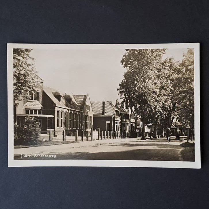 Joure Friesland Zicht op de Scheensweg met School, Verzamelen, Ansichtkaarten | Nederland, Verzenden, 1940 tot 1960, Ongelopen