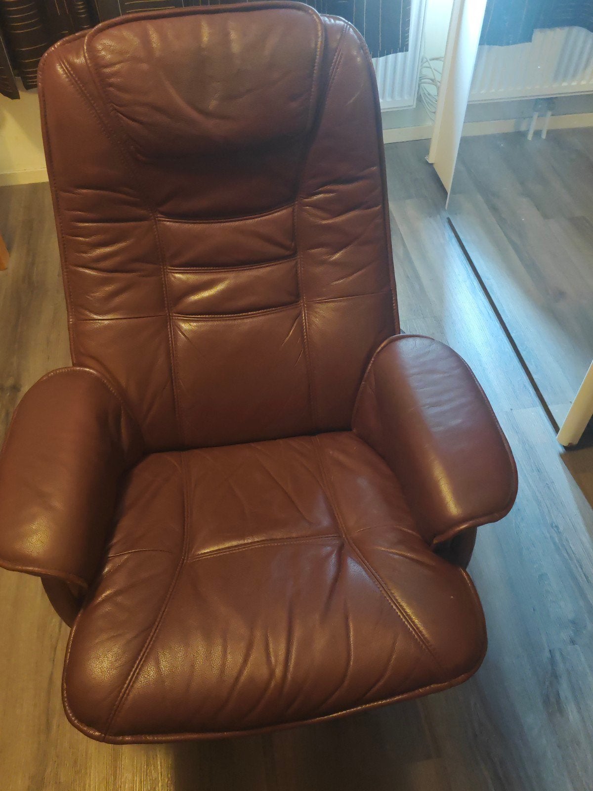 Comfortabele bruine leren fauteuil met draaivoet, Ophalen, Gebruikt, Klassiek, Comfort, 50 tot 75 cm