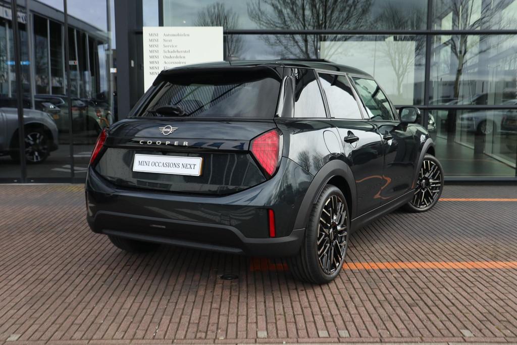 MINI 5-deurs Cooper C | Favoured Trim + Pakket XL, 156 pk, Met garantie (alle), Origineel Nederlands, Bedrijf