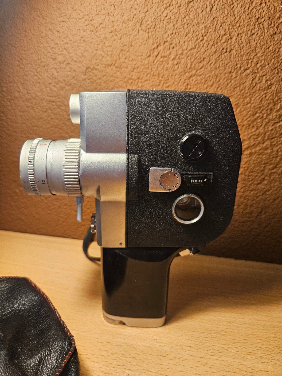Vintage Fujica Single-8 P300 filmcamera met leren hoes

Teks, Ophalen of Verzenden, 8mm