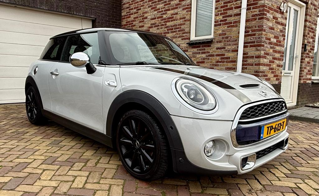 MINI Cooper S 2.0 Chili Serious Business -Pano-Harman-Leder, 1998 cc, Zwart, 4 stoelen, Leder