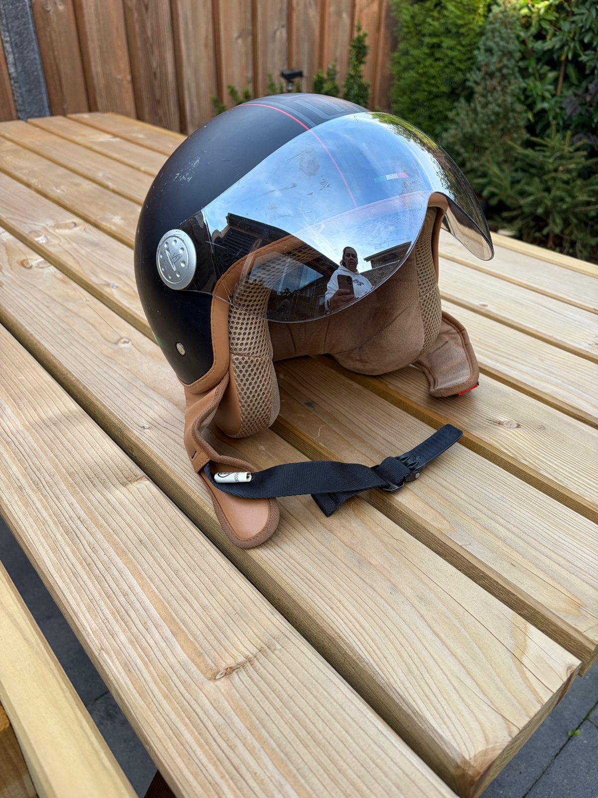 Beon scooterhelm, mat zwart met rood/grijze streep, Fietsen en Brommers, Ophalen, Gebruikt, Medium