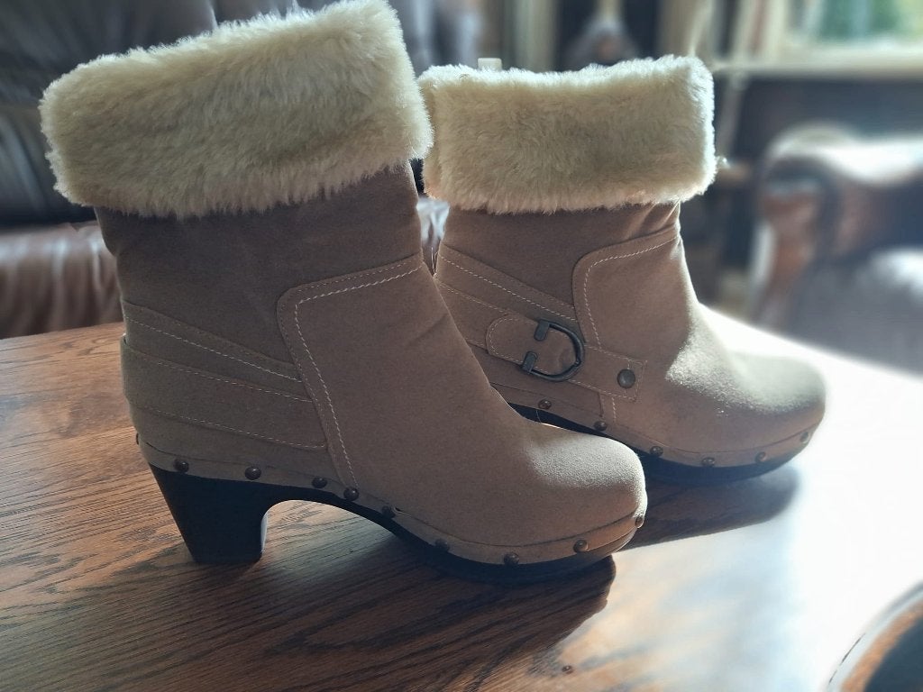 Nieuw beige suede laarsjes maat 38, Ophalen of Verzenden, Nieuw, Zwart