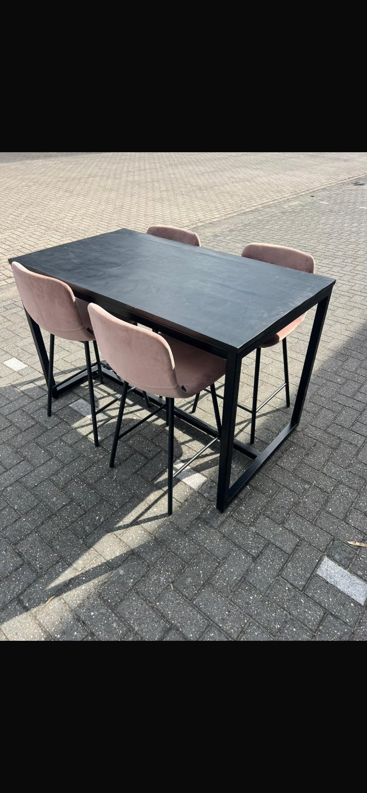 Moderne Eetset: Zwarte Tafel met 4 Roze Barkrukken, Huis en Inrichting, Tafels | Eettafels, Ophalen, Gebruikt, 100 tot 150 cm