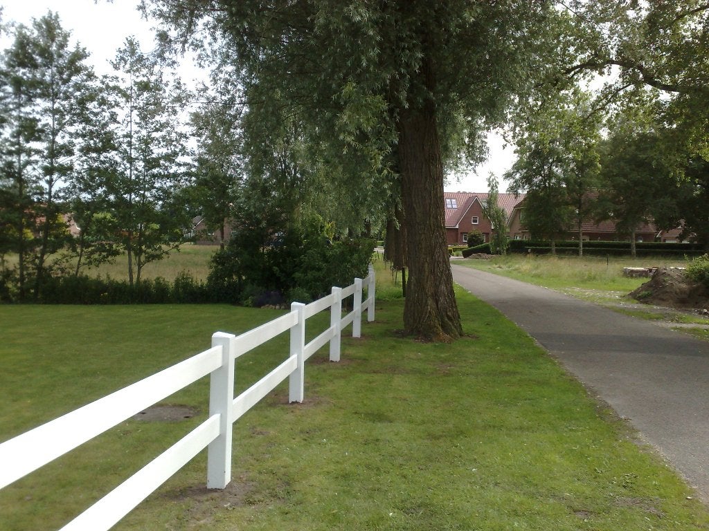 PVC onderhoudsvrij tuinhekwerk. Outlet: 160 meter 1-planks, Ophalen, Met poort, Kunststof, Nieuw