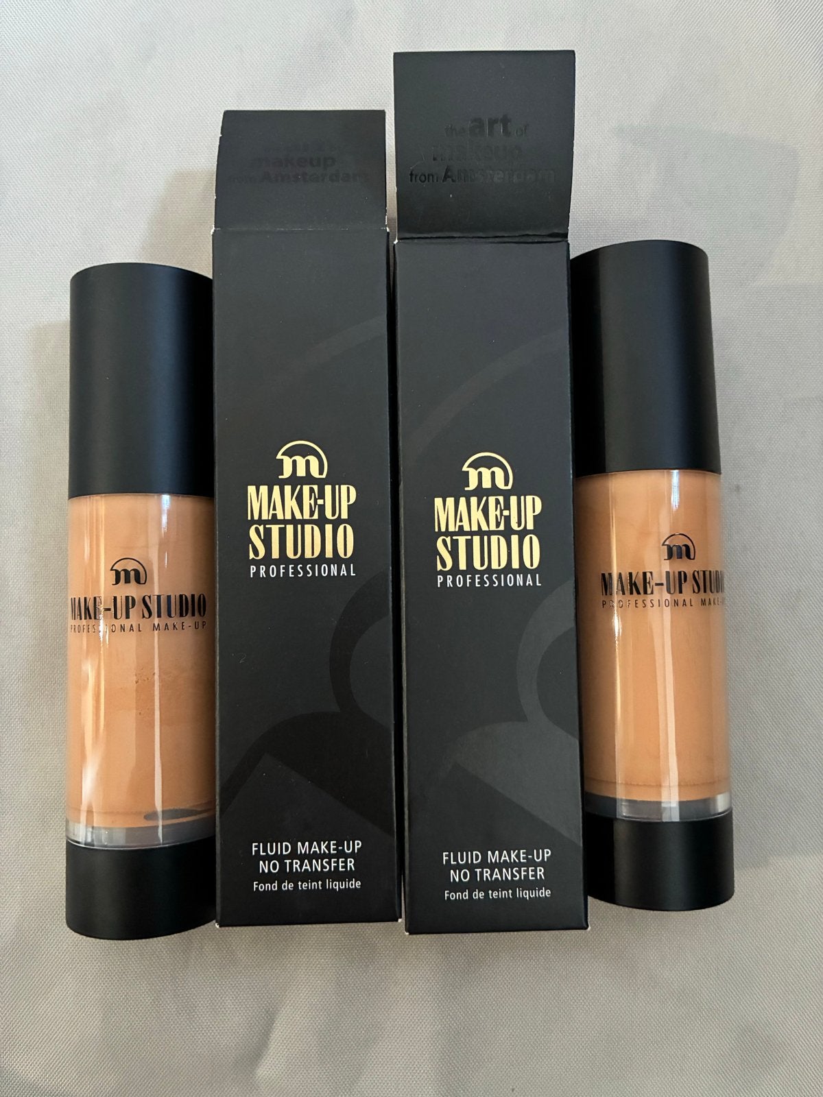 Make-up studio foundation twee stuks nieuw WB1 pale yellow, Overige kleuren, Gehele gezicht, Nieuw, Ophalen of Verzenden