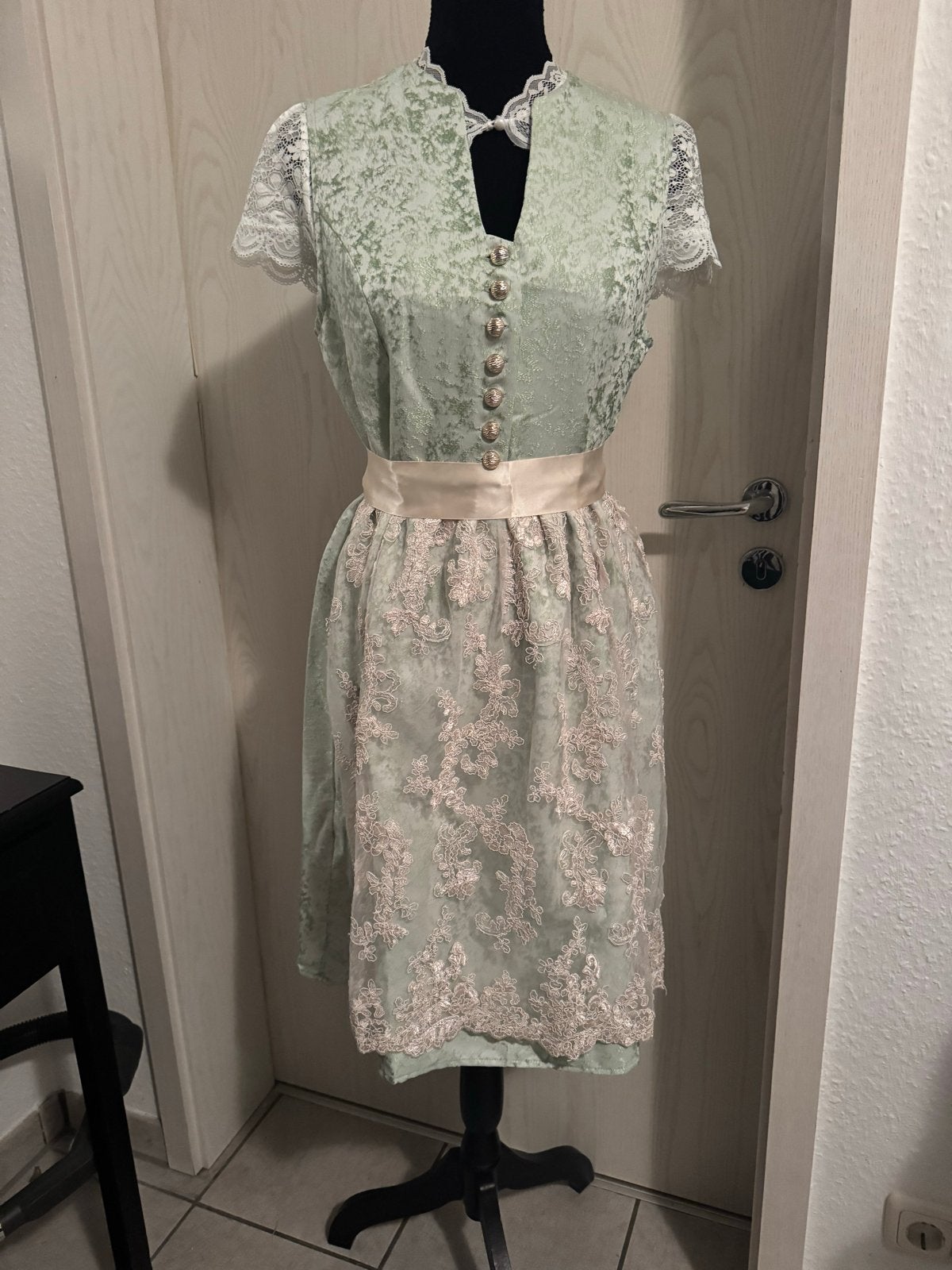 Elegante Dirndl Jurk - Lichtgroen met Kant en Parels, Maat 38/40 (M), Ophalen of Verzenden, Zo goed als nieuw, Onder de knie