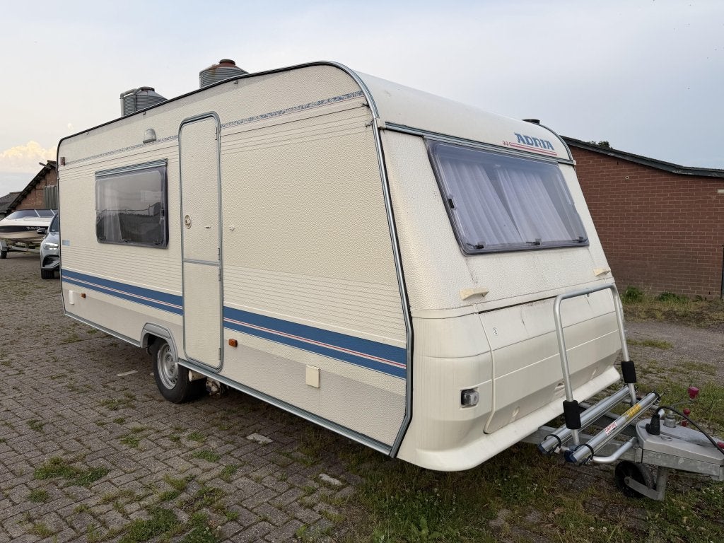 Adria 502DK 6 persoons, Caravans en Kamperen, Caravans, Overige typen, Bedrijf, Treinzit, 750 - 1000 kg