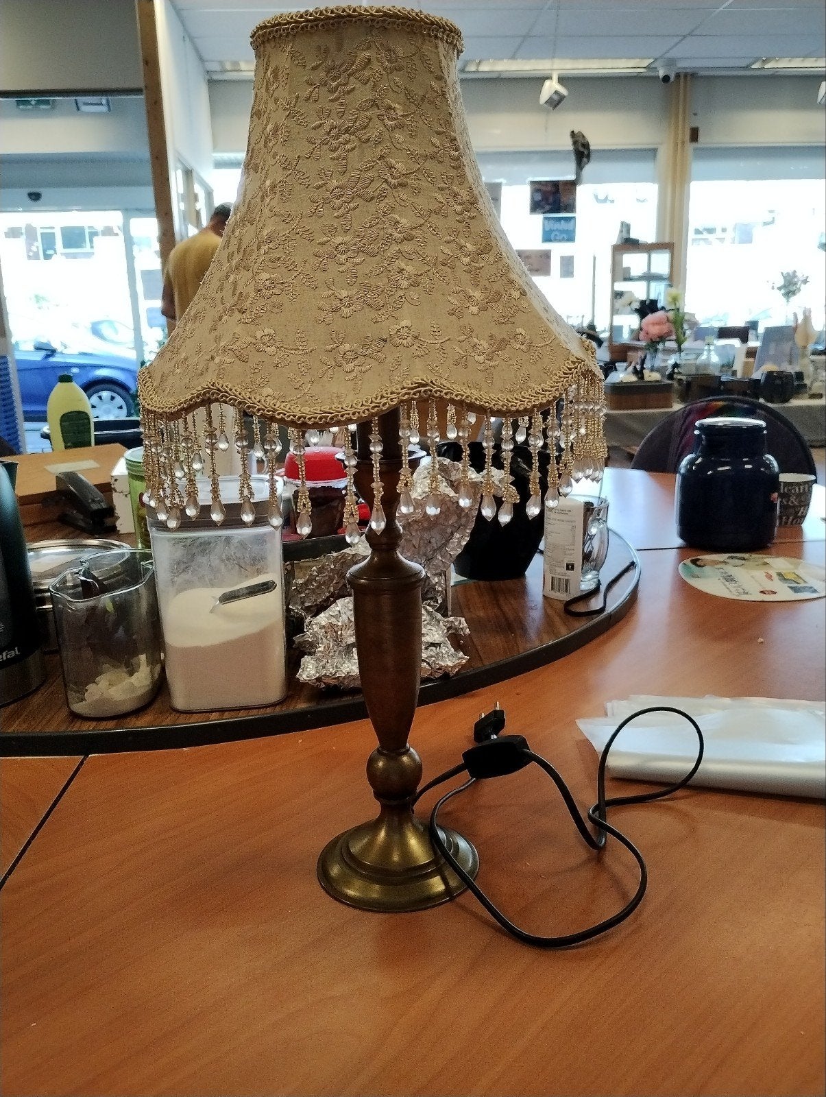 Vintage tafellamp met kralen en kanten kap, Beige, Met schakelaar, Gebruikt, Overige merken