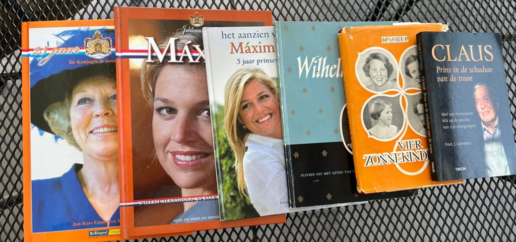 7 boeken Koninklijk Huis, Máxima, Beatrix, Claus, Wilhelmina, Ophalen of Verzenden, Gebruikt, Tijdschrift of Boek