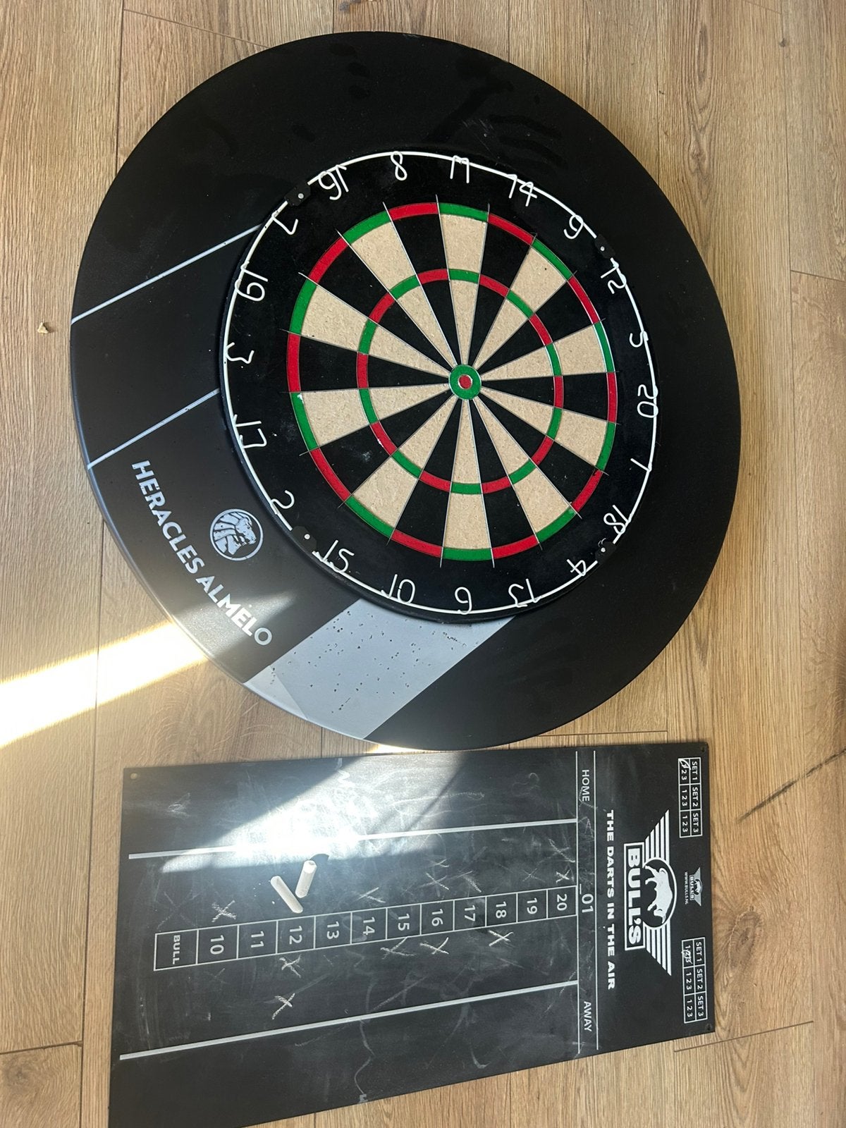 Dartbord met ring en scorebord, Ophalen, Zo goed als nieuw, Dartbord