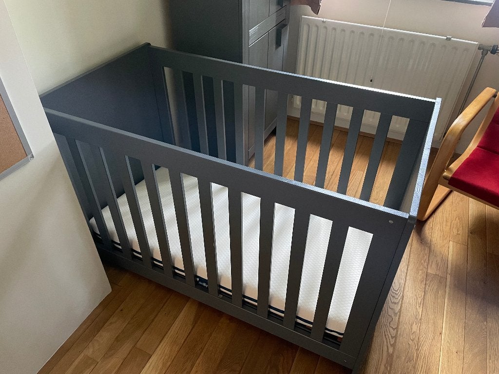 WOOOD babyslaapkamer set + Aerosleep matras, Ophalen, Zo goed als nieuw, Ledikant