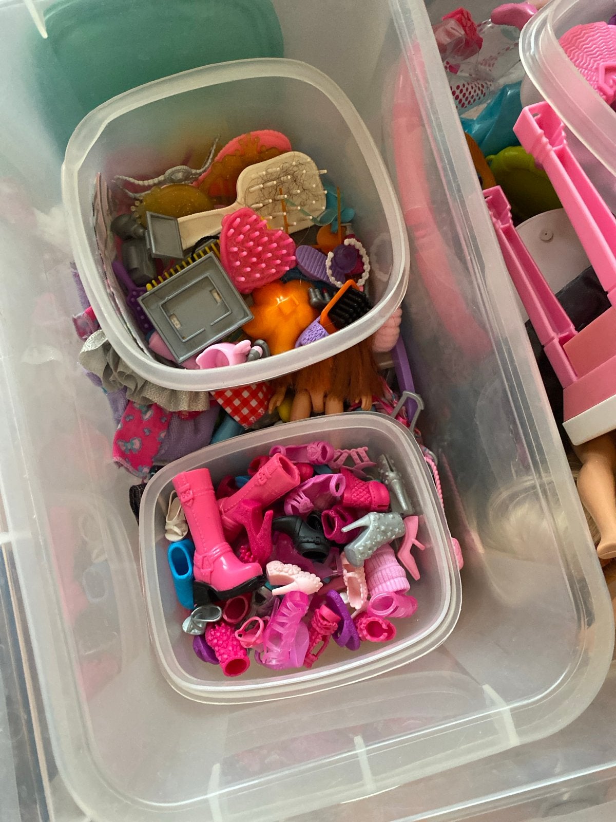 Grote doos vol Barbie poppen en accessoires, Ophalen, Gebruikt, Barbie
