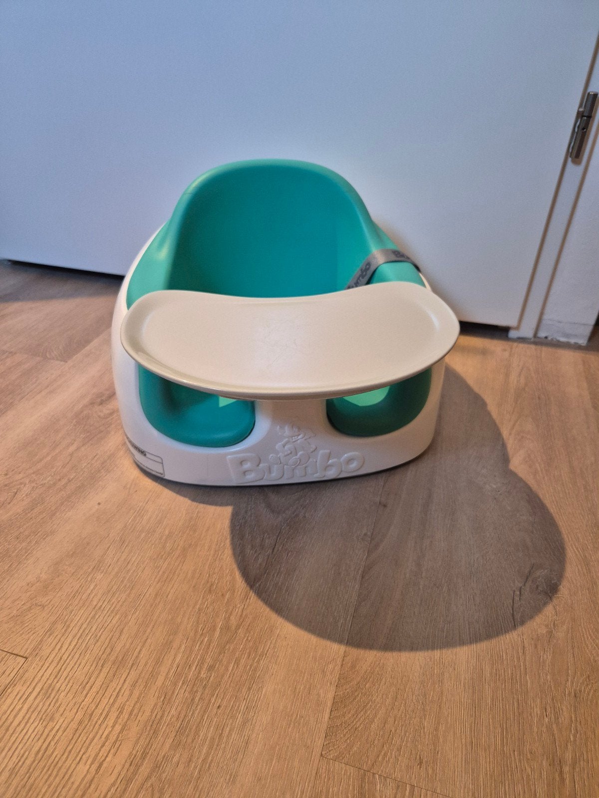 Bumbo babystoel met tafelblad, Kinderen en Baby's, Ophalen, Zo goed als nieuw, Overige typen, Gordel(s)