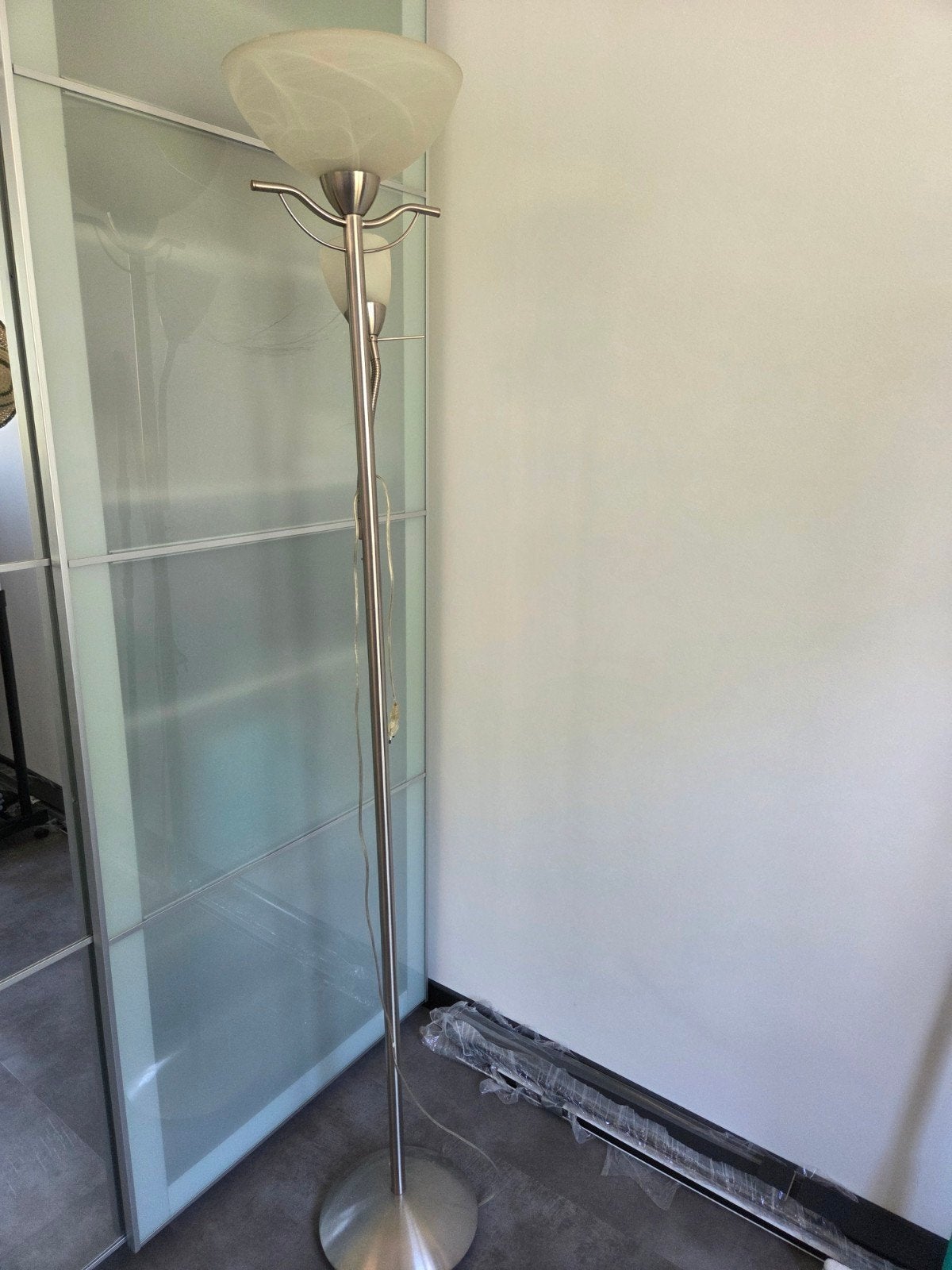 Moderne staande lamp met glazen kap, Ophalen, Gebruikt, Glas, Modern