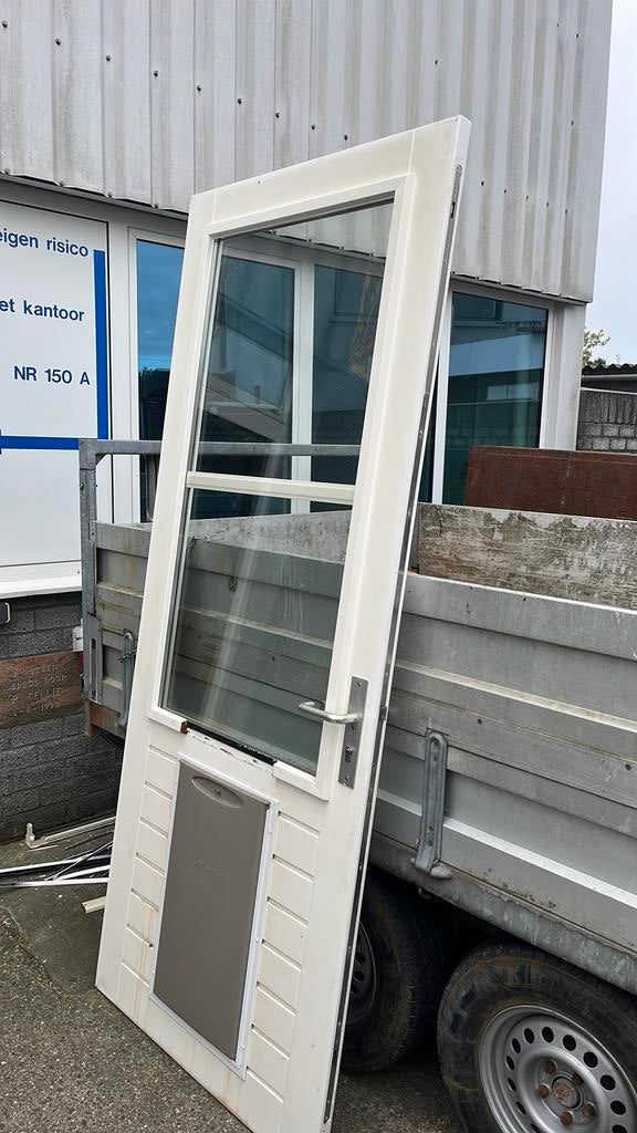 Hardhouten Meranti tuin deur met hr++ glas en kat/hond luik, 75 tot 150 cm, Deurkozijn, Ophalen of Verzenden, Zo goed als nieuw