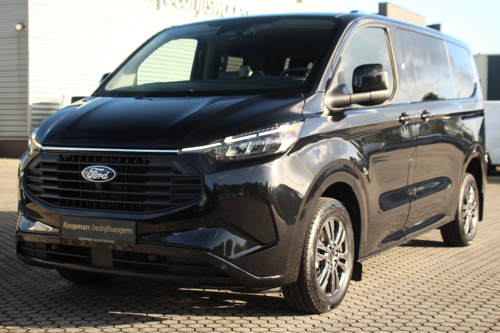 Ford Transit Custom 2.5 PHEV 233pk L1H1 Kombi Limited | 8-Pe, 232 pk, 1850 kg, Overige brandstoffen, Zwart