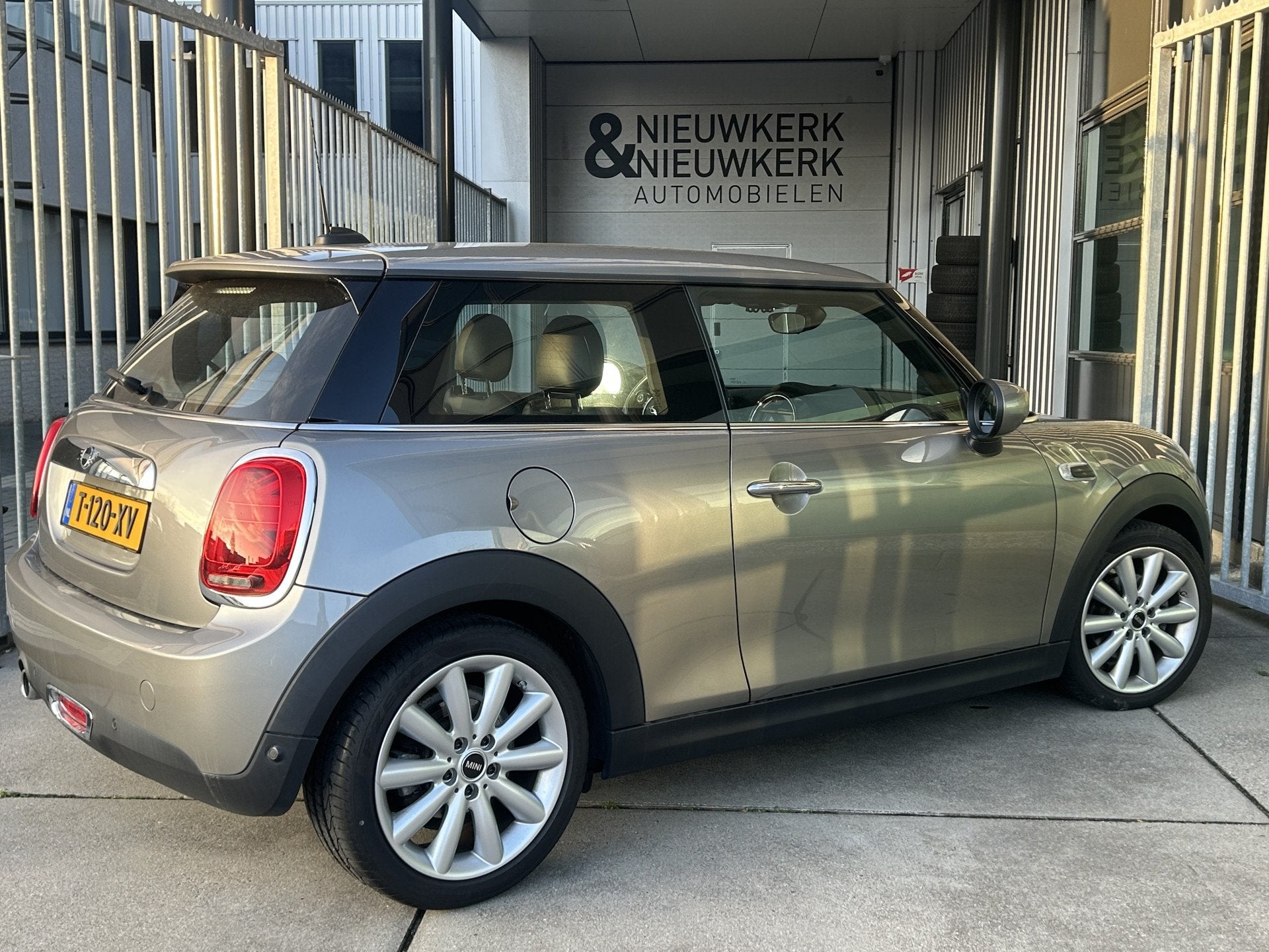MINI Mini 1.5 One Chili | AUTOMAAT | LEDER | CARPLAY/ANDROID, Auto's, Dealer onderhouden, Gebruikt, Met garantie (alle), 4 stoelen