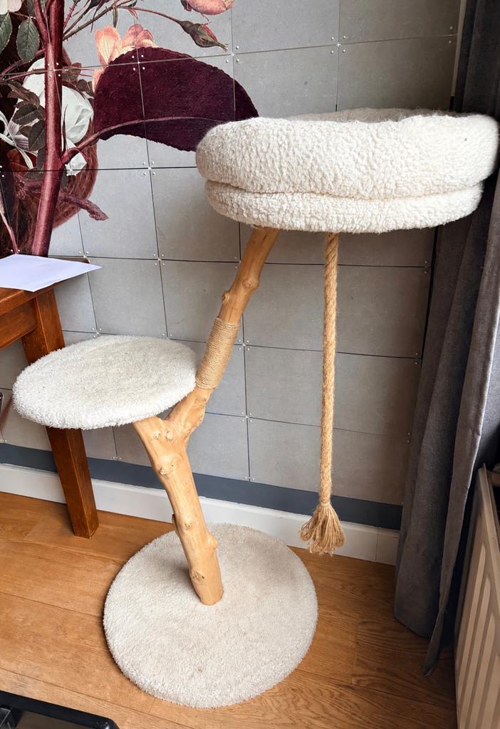 Designed by Lotte - krabpaal Vilja - teddystof en hout, Dieren en Toebehoren, Ophalen, Gebruikt, Krabpaal