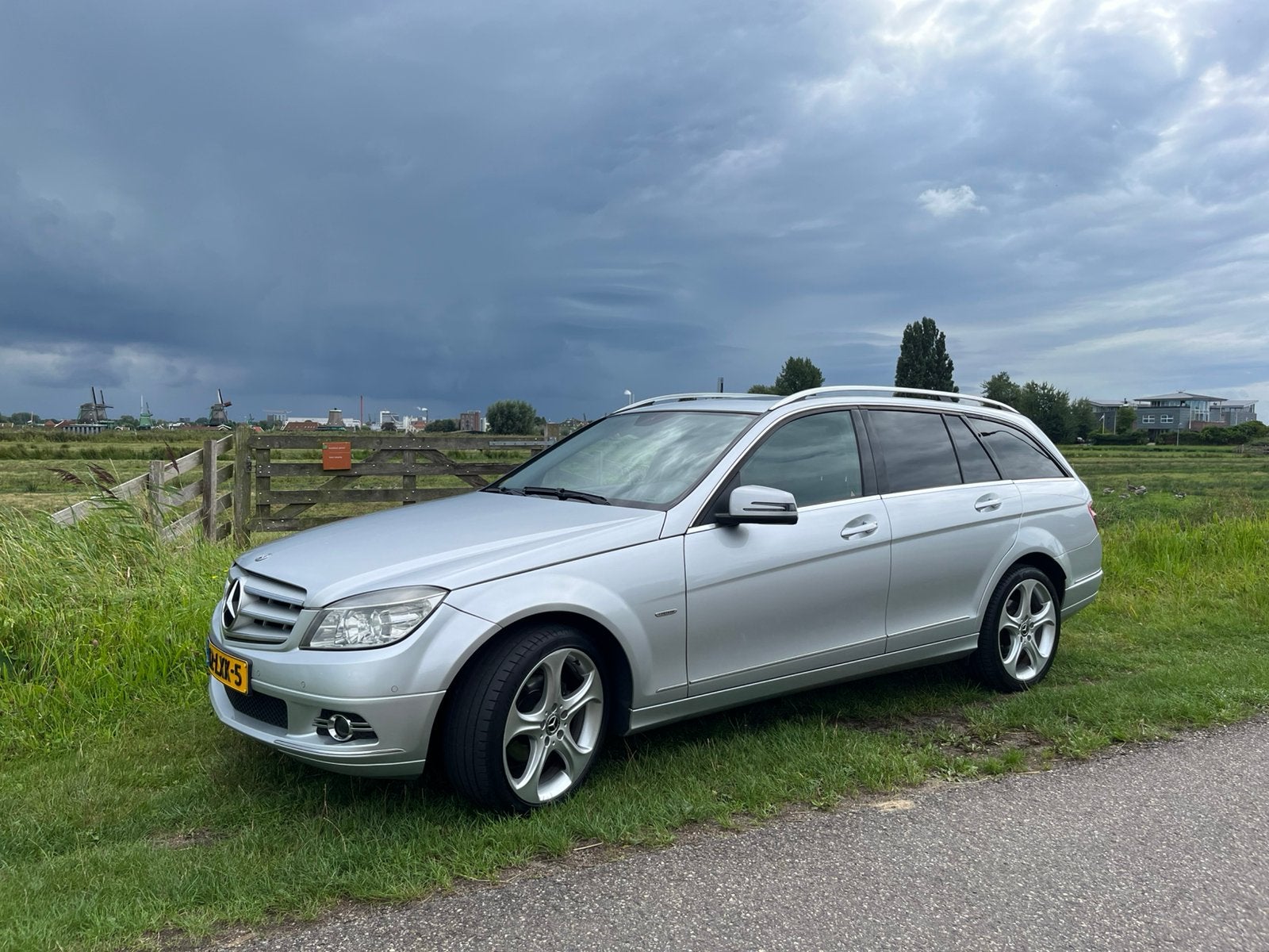 Zeer nette 100% dealer onderhouden Mercedes C180 station, Achterwielaandrijving, 1800 kg, Zwart, 1445 kg