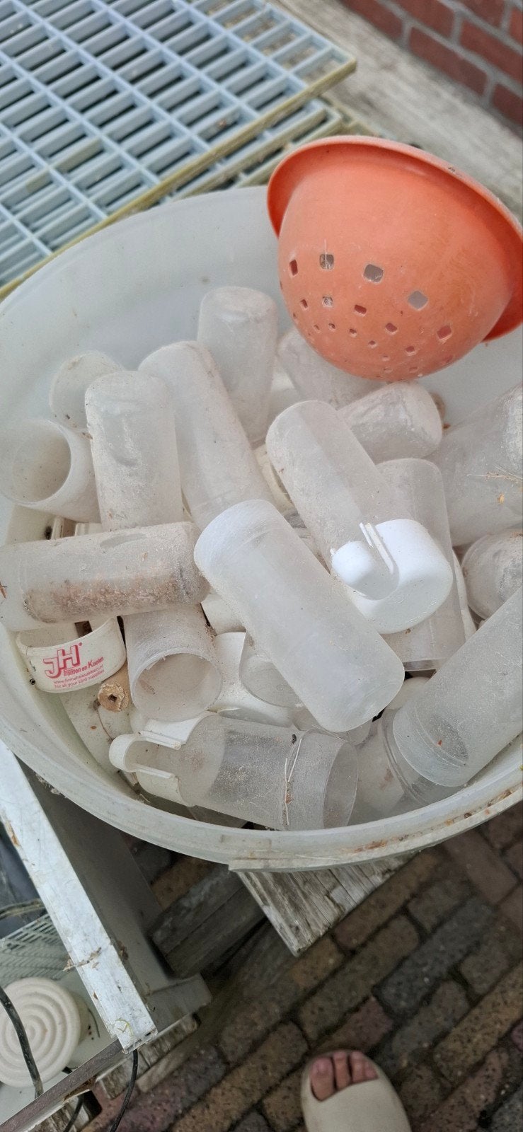 gratis emmer met kleine flesjes, Dieren en Toebehoren, Ophalen, Kooi-accessoires