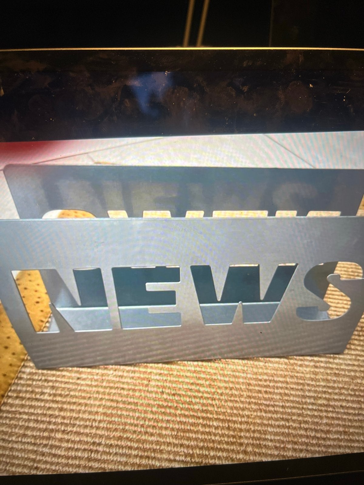 Metalen krantenbak 'NEWS' - Modern en stijlvol, Gebruikt, Metaal, Modern, Ophalen of Verzenden