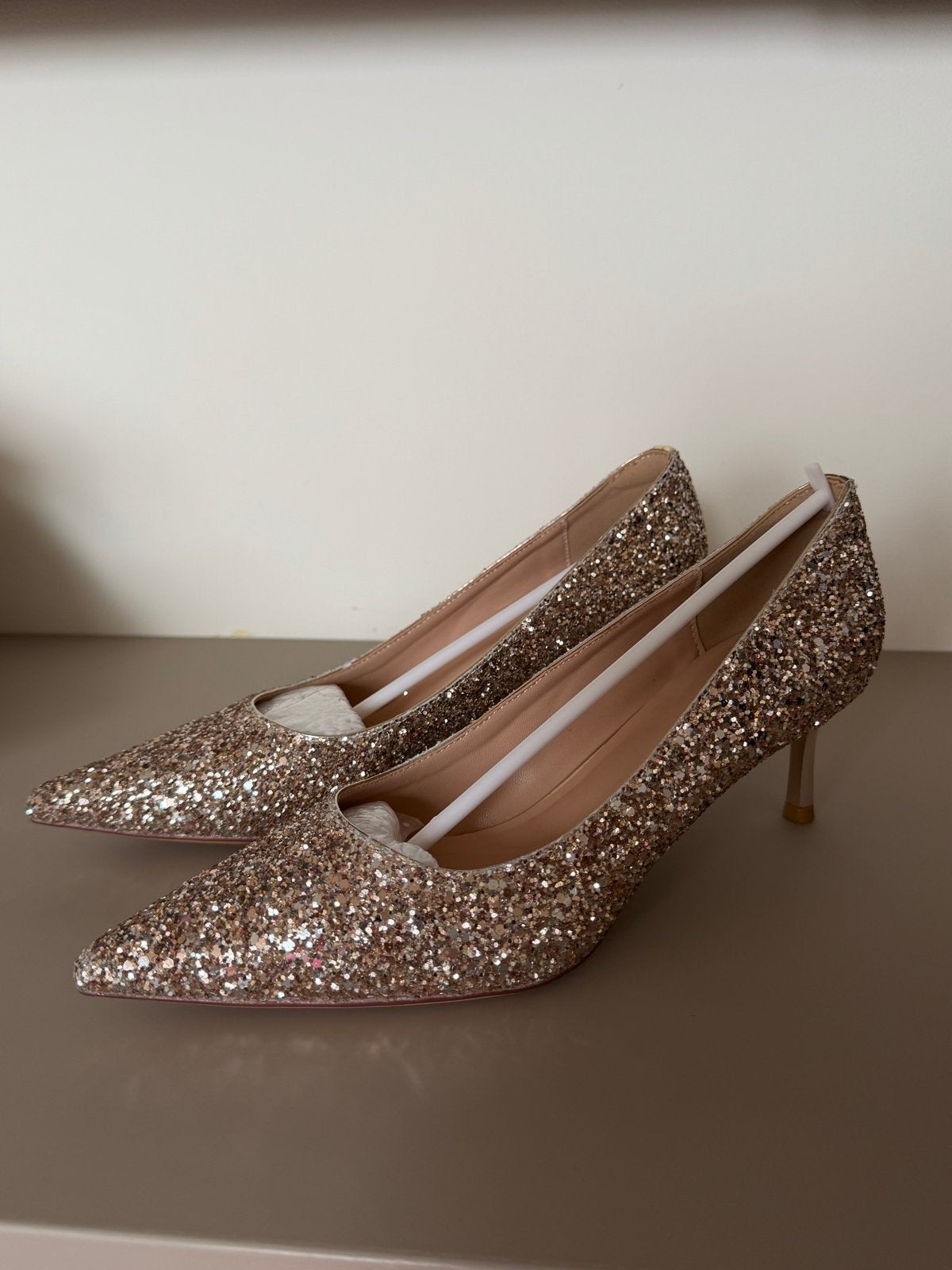 Glitter Pumps Goudkleurig - Nieuw, Kleding | Dames, Schoenen, Ophalen of Verzenden, Nieuw, Overige kleuren, Pumps