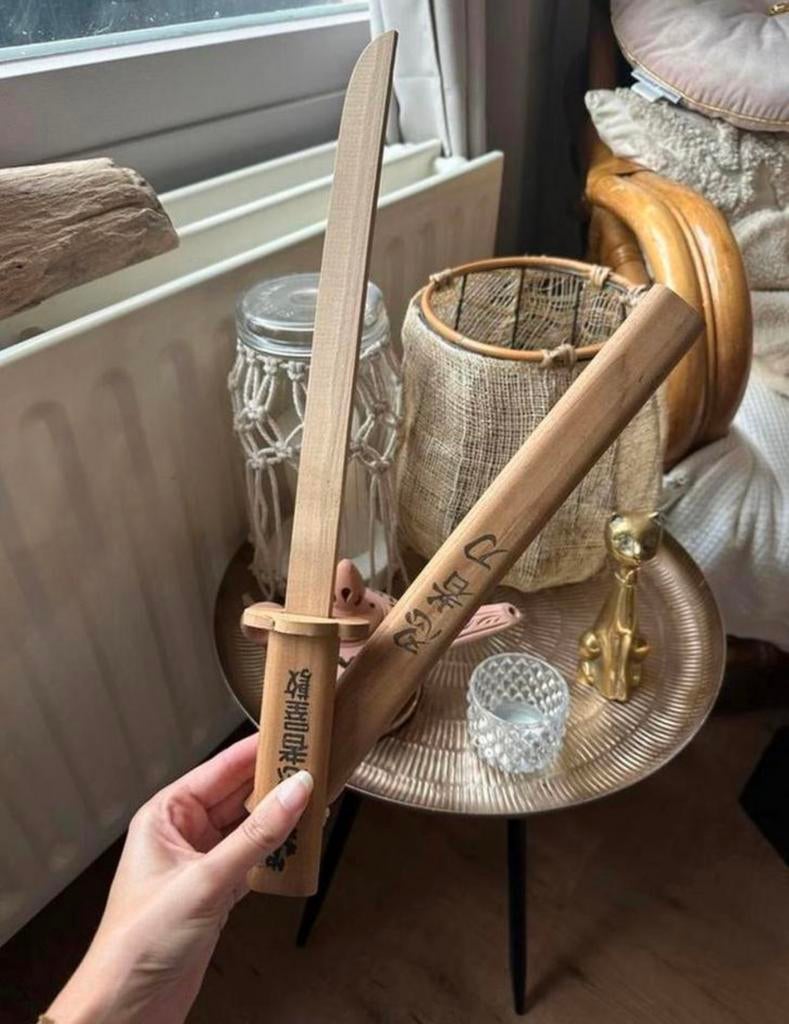Houtsnijwerk: houten zwaard uit japan een houten zwaard, Antiek en Kunst, Kunst | Niet-Westerse kunst, Ophalen of Verzenden